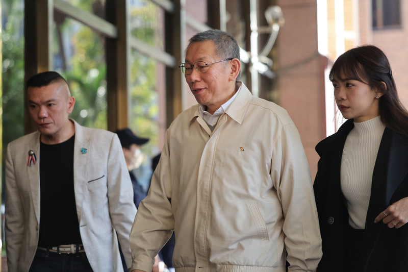《鏡週刊》11日報導稱前台北市長柯文哲「直通習近平辦公室」，圖為去年12月29日高等法院撤銷發回柯文哲（中）的交保裁定，柯文哲回到台北地院。圖/中央社