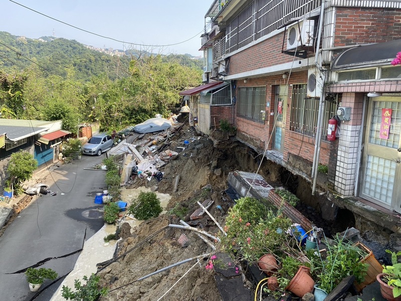 地震災情頻傳，新店區民宅地基被掏空，緊急疏散當地住戶。圖/中央社