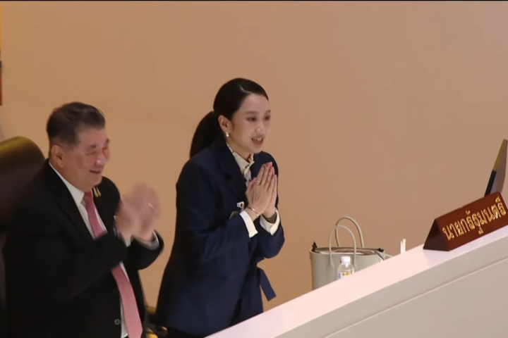 貝東丹在投票結果公布後起身向眾議院議員合十感謝。圖/取自Thai Parliament TV《YouTube》官方頻道