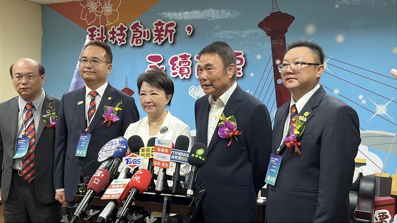 國民黨預計26日舉辦凱道集會活動。台中市長盧秀燕（中）23日受訪表示，為提醒中央執政當局眼前應該放下政治，全力拚經濟，「26日我願意挺身而出」。右2為苗栗縣長鍾東錦。圖／中央社