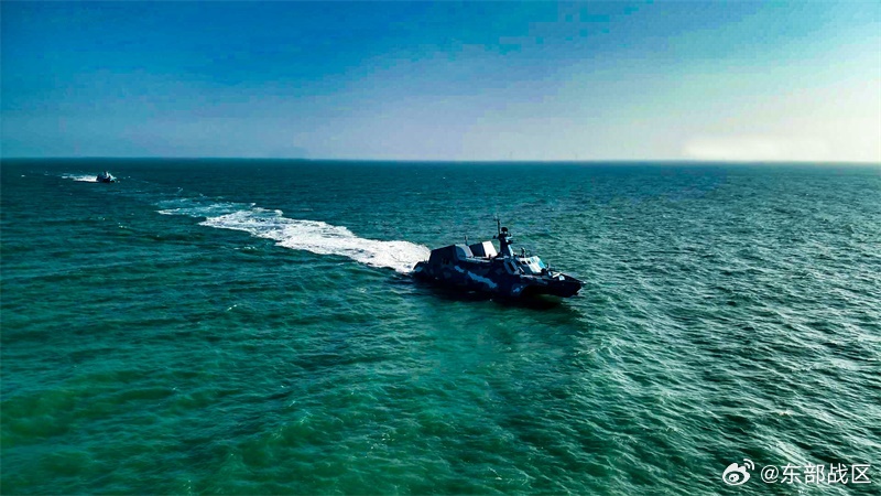 我國防部針對共軍在高雄外海40浬處無預警開展「戰備警巡」任務，表達嚴厲譴責。圖為東部戰區日前在海上演練。圖／取自東部戰區微博