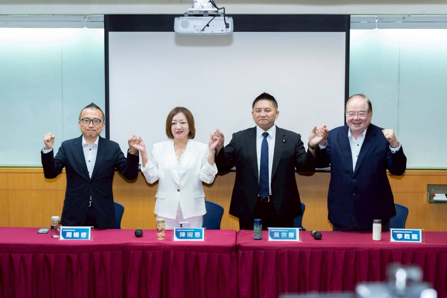 民眾黨秘書長周榆修（左一）、民眾黨前立委陳琬惠（左二）、國民黨立委吳宗憲（右二）以及國民黨副主席李乾龍（右一）一同出席宜蘭縣藍白合民調公布記者會。圖/民眾黨提供