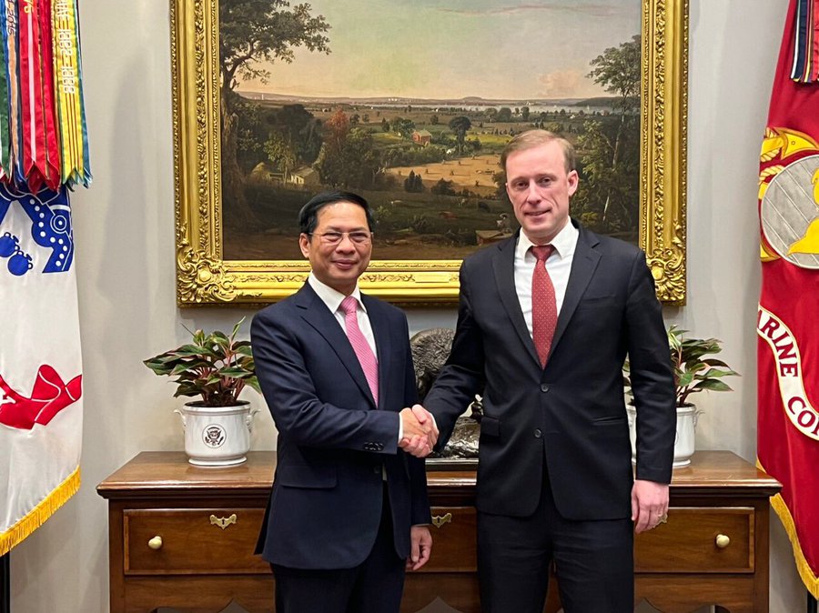 越南外長裴青山(左)訪問美國，與美國國安顧問蘇利文會面。圖/取自裴青山X
