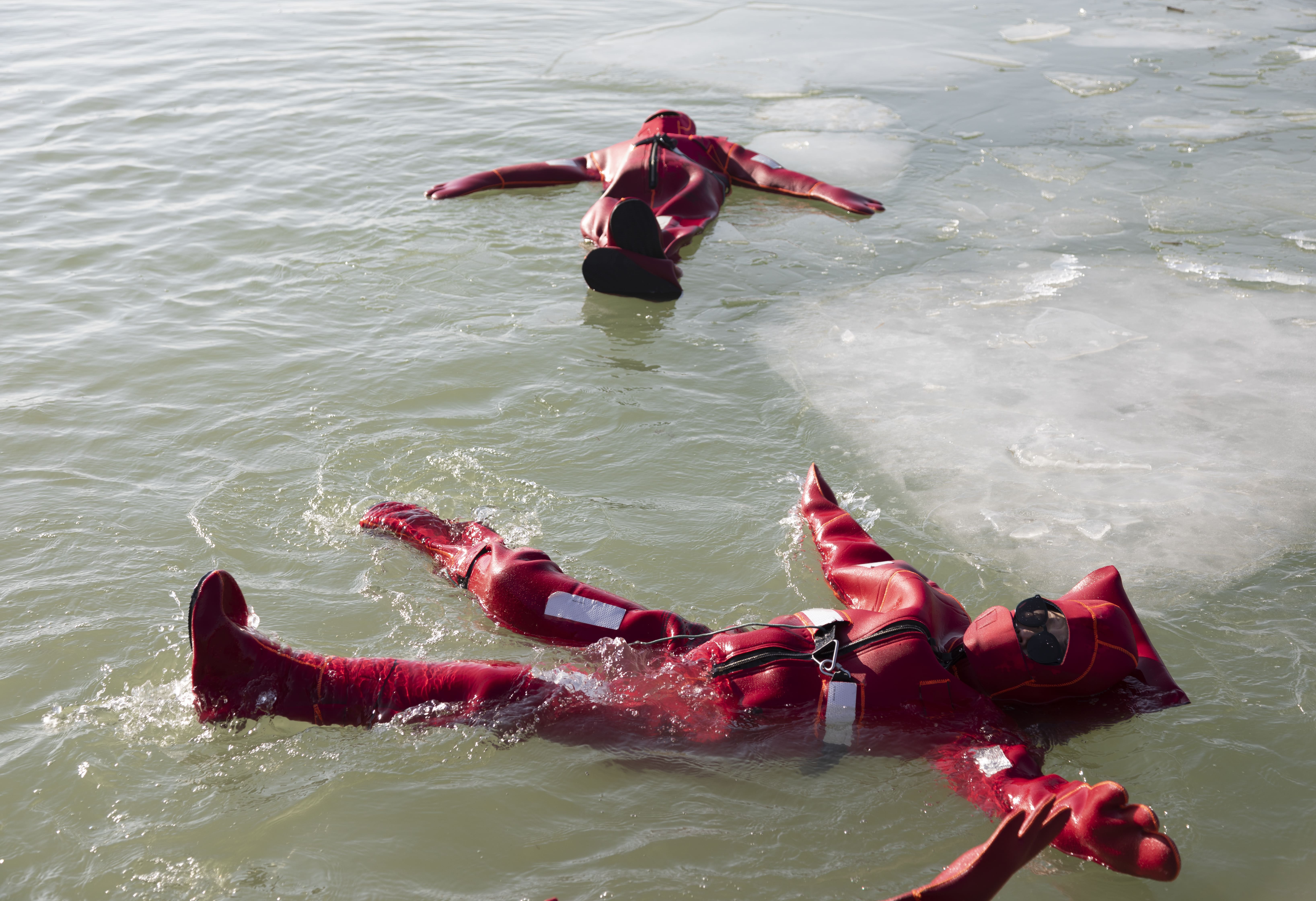 圖為12月27日，寧夏銀川，民眾身著浸水保溫服（又稱「龍蝦服」），體驗冰浮項目。圖／中新社記者楊迪攝