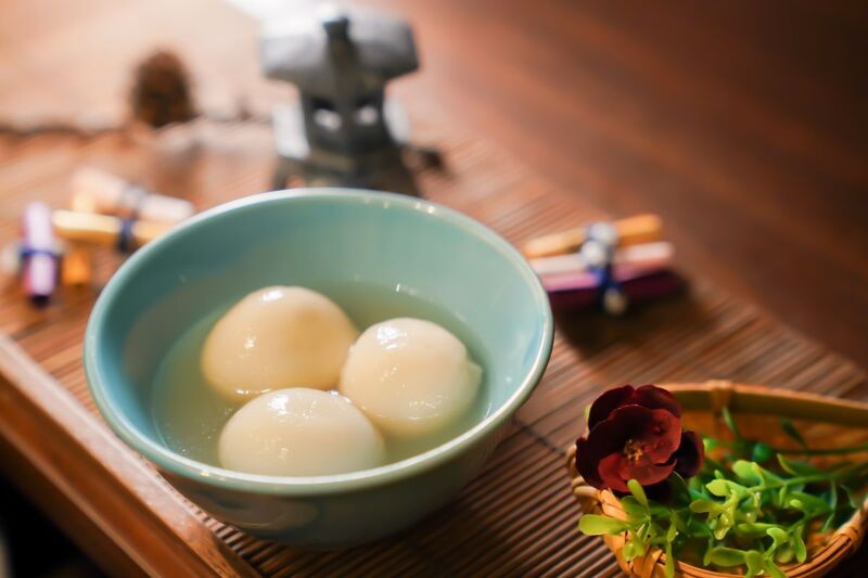 冬至吃湯圓為傳統習俗,台北慈濟醫院營養師周家琳,提醒要注意食材安全及熱量。圖/中央社