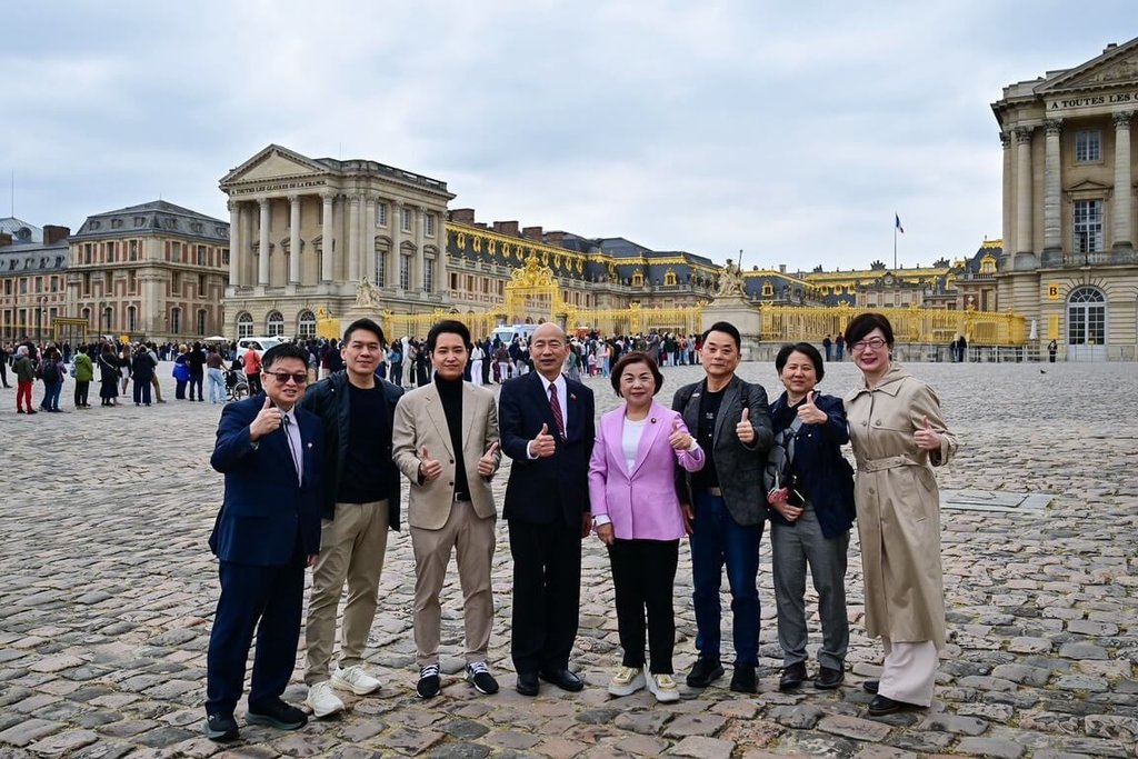 立法院長韓國瑜（右5）於巴黎時間10日上午抵達法國，並前往凡爾賽宮參訪。圖/中央社（立法院提供）
