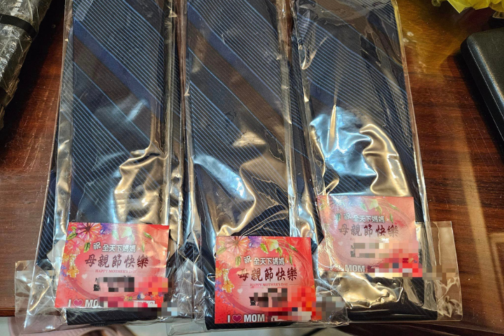 里長送的母親節禮物竟是三條領帶，另網友感到相當荒唐。圖/取自臉書社團爆廢公社二館