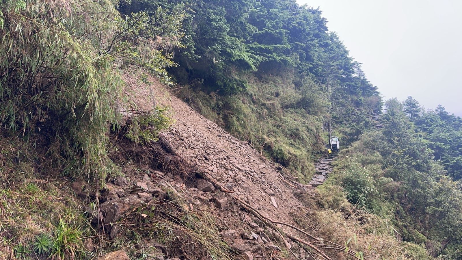 玉山主峰步道坍方，目前已暫停開放民眾入園。圖/取自玉山國家公園網站