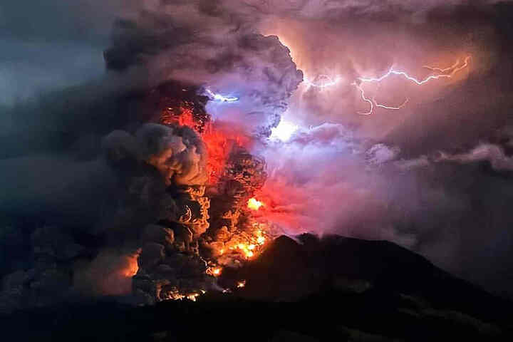 印尼魯昂火山爆發，熔岩與閃電交織有如末日。圖/取自MAGMA官方《推特》