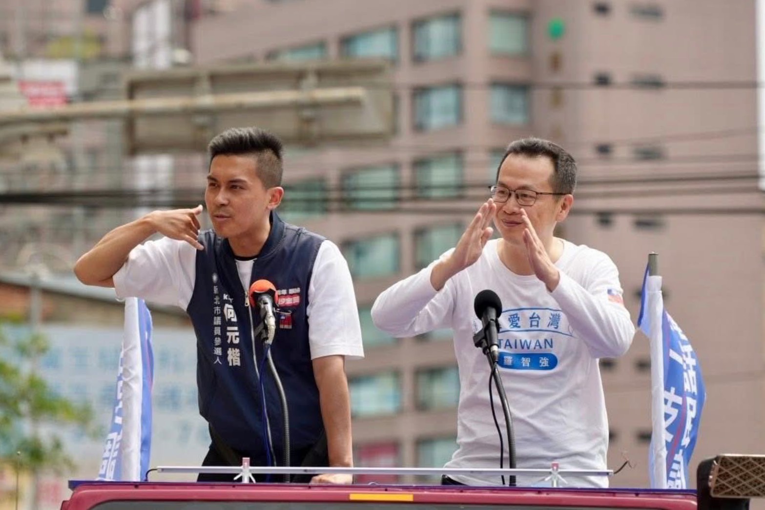 因前發言人蕭敬嚴退選，國民黨宣布，由立委羅智強（右）的子弟兵何元楷遞補，出戰2026議員選舉。圖/取自何元楷臉書