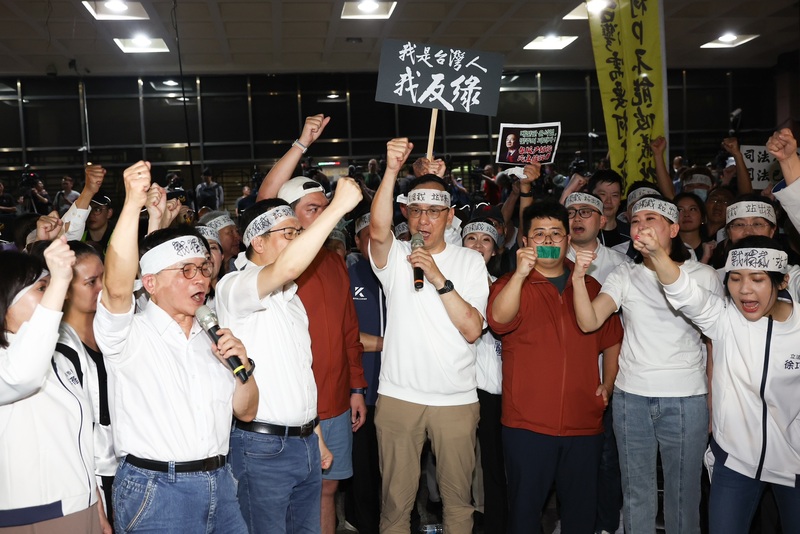 北檢偵辦約談國民黨北市黨部主委黃呂錦茹，國民黨中央號召群眾17日晚間在北檢外集結抗議司法不公，黨主席朱立倫（中）並喊話26日上凱道、要總統賴清德下台。圖/中央社