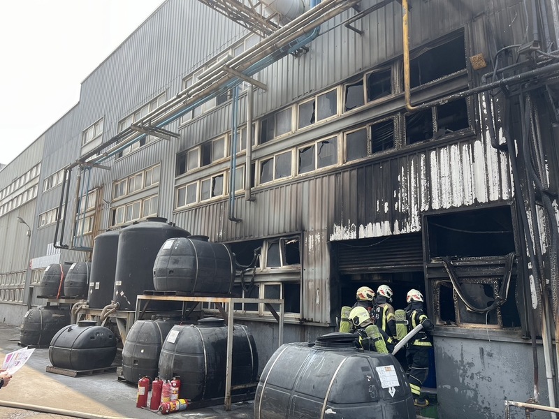 火災未波及化學工廠內的毒化物貯存區，但附近區域的民眾仍要注意自身防護，於外出時配戴口罩。圖/中央社