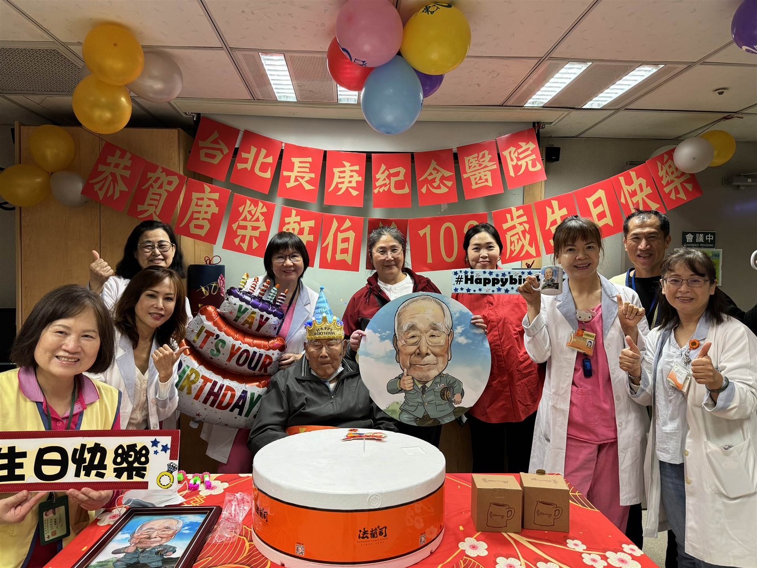 台北長庚醫院血液透析室及社工師、志工等一同協力佈置，為102歲唐伯伯道賀祝壽。圖/台北長庚醫院提供