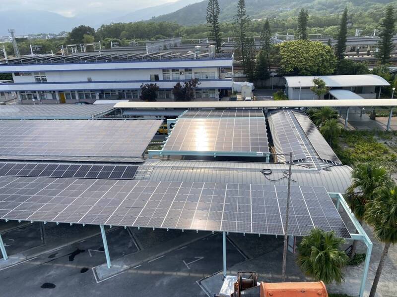 台鐵台東站設置大面積太陽光電棚架，能為乘客擋雨還能發電增裕營收。圖/中央社