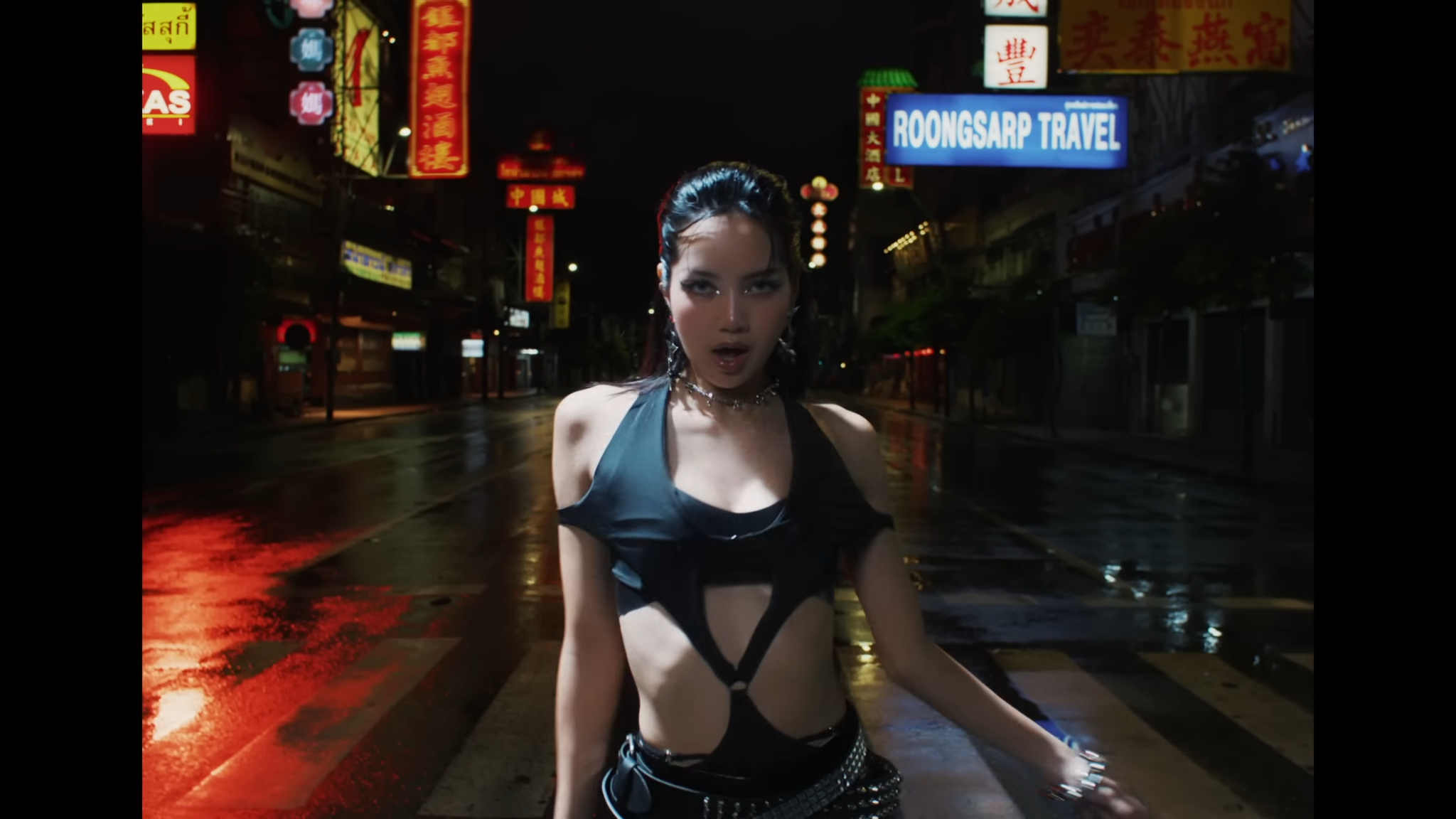 出生於泰國的Lisa，將MV場景選在泰國曼谷別具特色的唐人街耀華力路，引發觀光熱潮。圖/取自〈ROCKSTAR〉MV