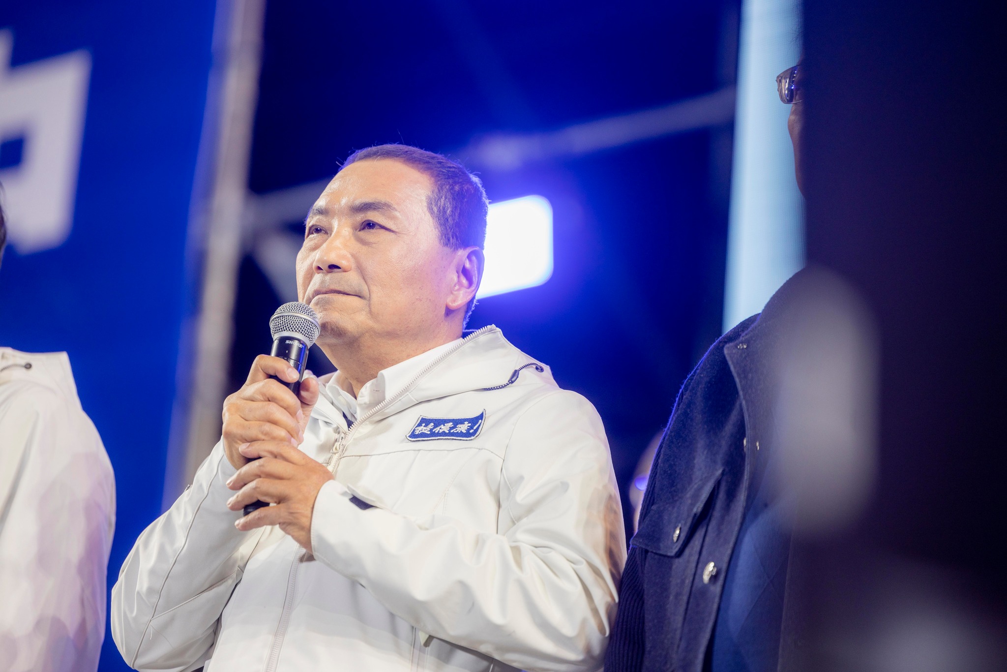 國民黨總統候選人侯友宜在敗選會上,深深一鞠躬,向支持者們表達最深的歉意。圖/取自侯友宜臉書