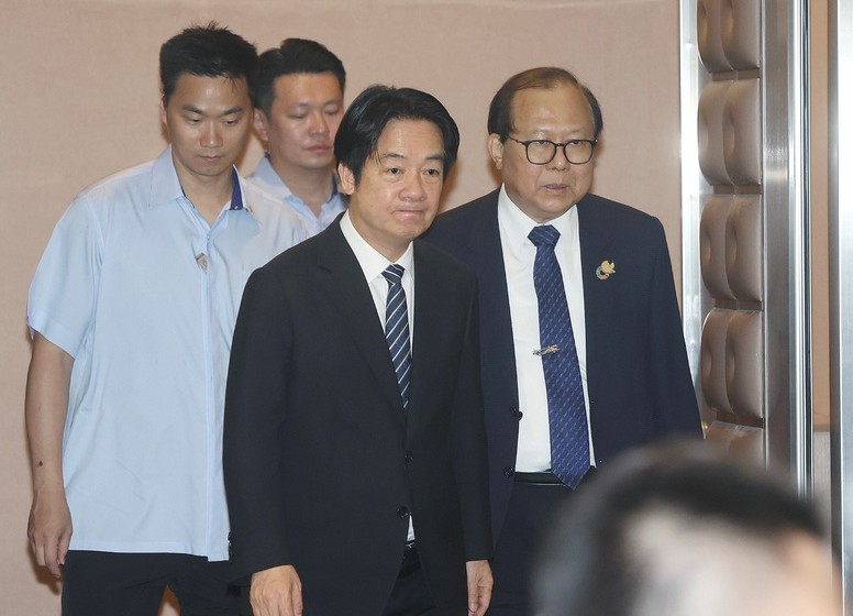 總統賴清德上任將滿一年，民眾黨立委認為如果明天就針對賴清德投罷免票，賴清德一定會被拉下來。圖為賴清德（前）25日出席高階文官開訓。圖/中央社