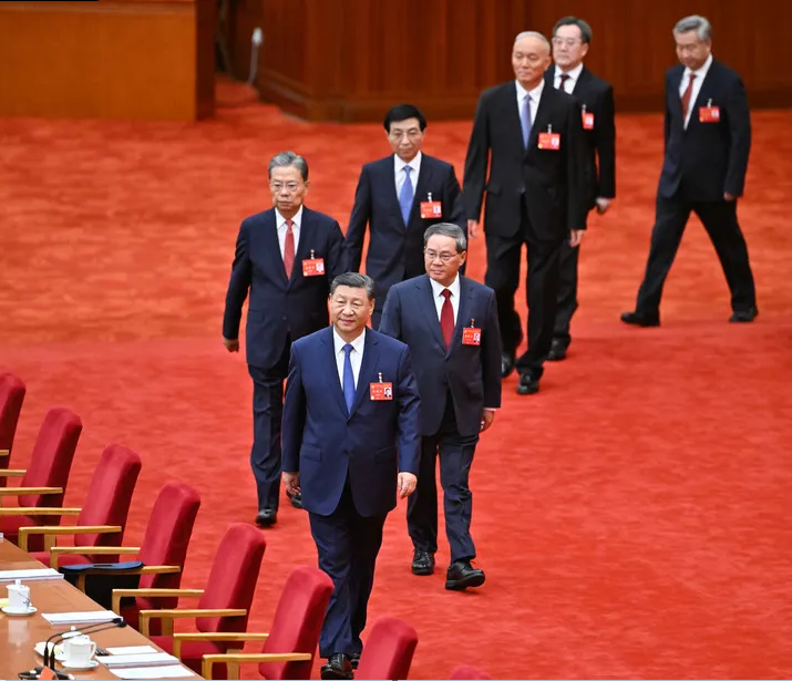 中共二十屆三中全會18日閉幕，總書記習近平率政治局常委現身並講話。圖/取自新華社