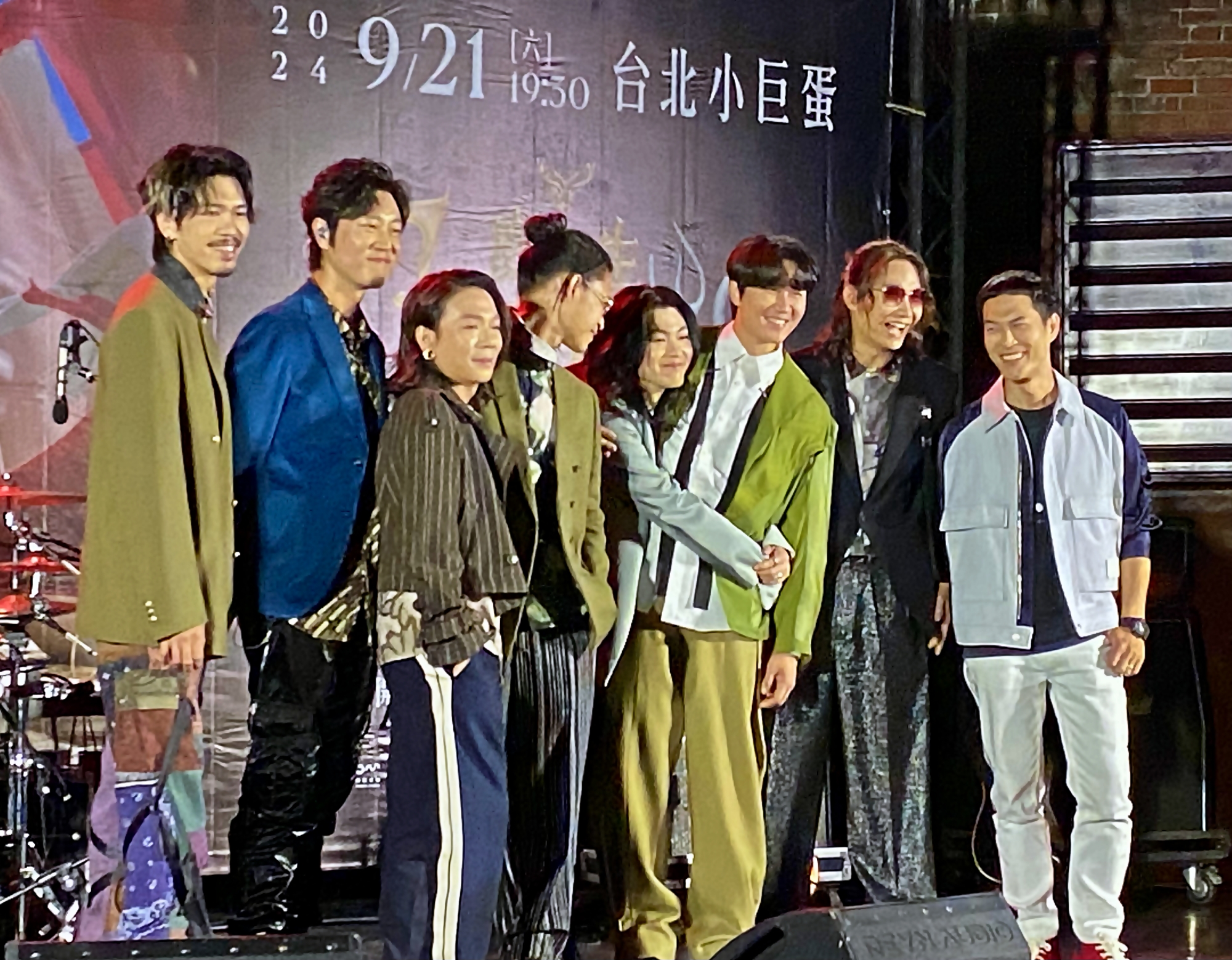 麋先生今天舉辦小巨蛋演唱會記者會，同門金曲樂團宇宙人祝賀他們門票秒殺。圖/田瑜萍攝