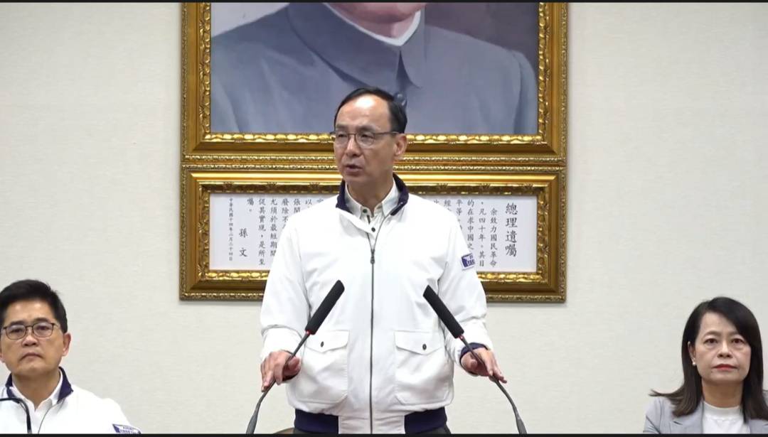 國民黨主席朱立倫(中)28日宣布，總統賴清德520就職周年當天，黨部將對賴提出彈劾案、罷免案；另外國民黨民代，包括立委、縣市議員、鄉鎮代表將全力協助罷免民進黨立委二階連署。圖/翻攝自國民黨直播