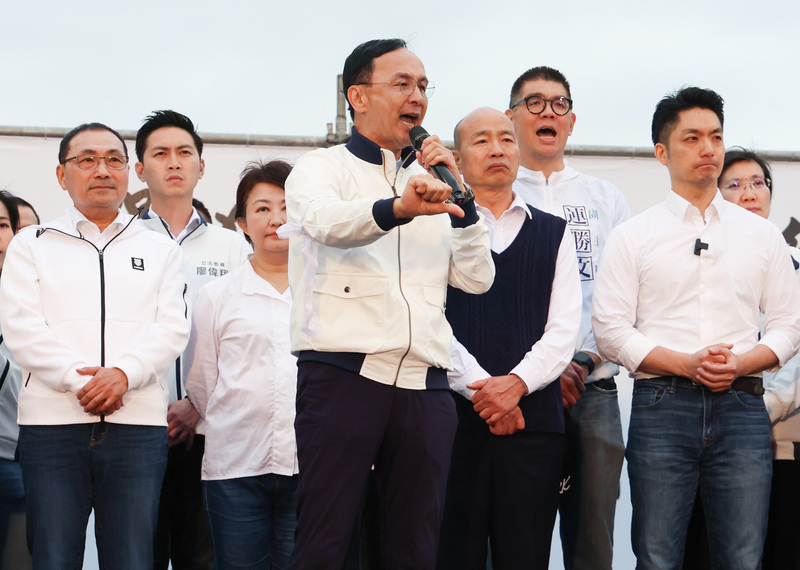 國民黨主席朱立倫（前中）26日在藍營集會中喊出，5月20日後將推動罷免總統賴清德。圖/中央社