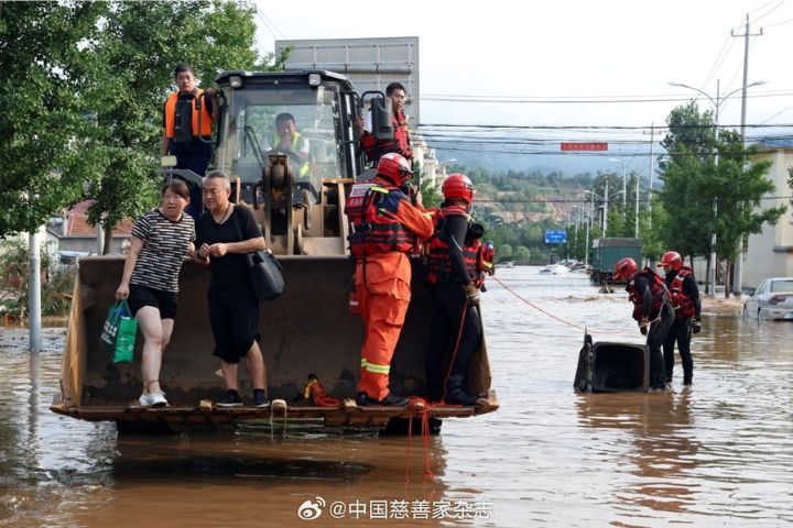 消防人員經過數小時努力，直到10時許才開始陸續將被困人員救出。圖/取自中國慈善家雜誌微博