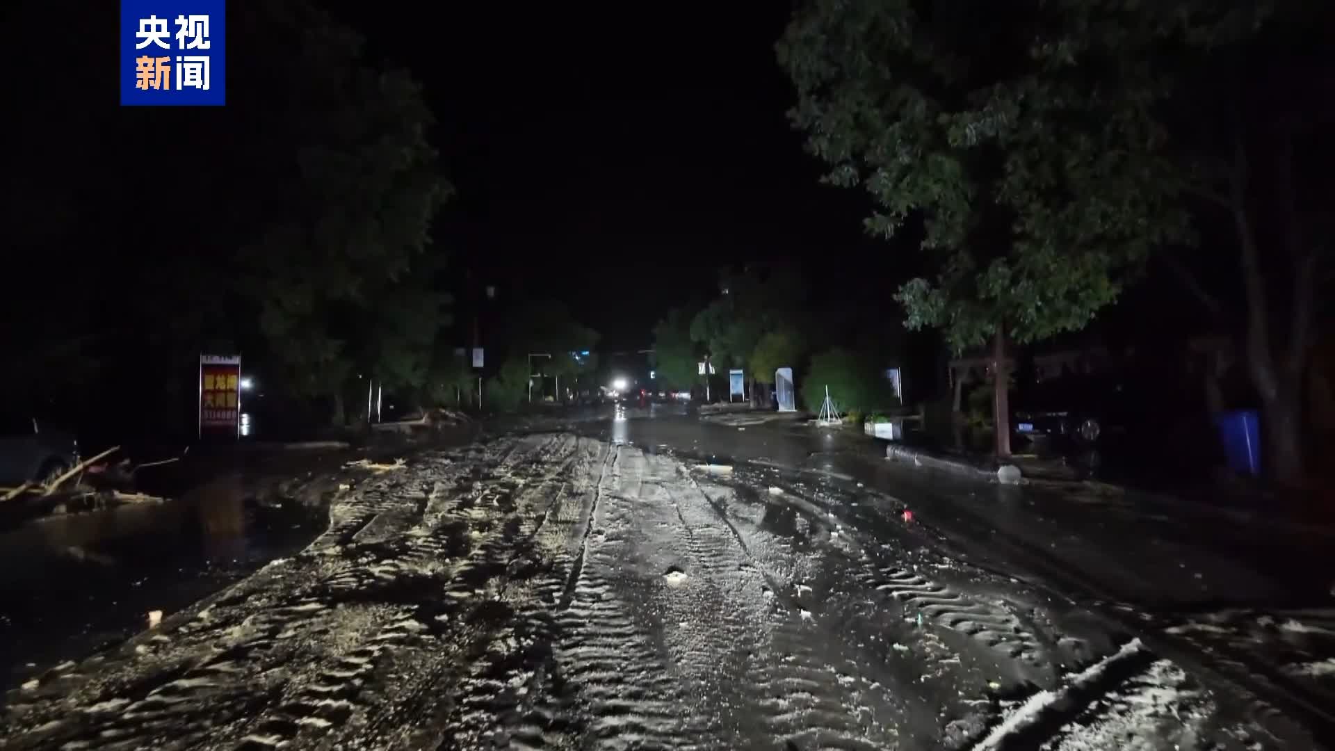 甘肅榆中地區因暴雨導致山洪暴路，滿路泥濘，交通大受影響。圖／取自央視新聞