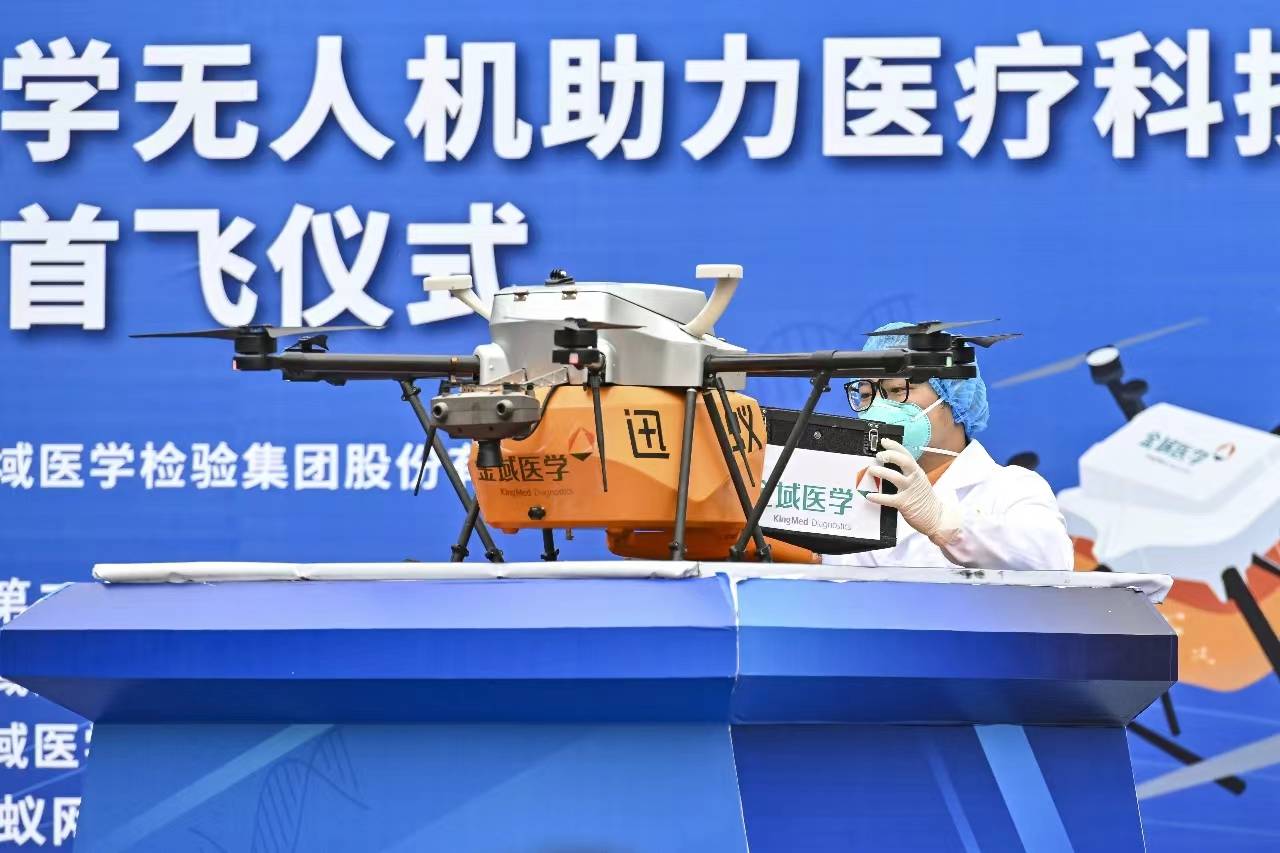 2021年5月31日，廣東省廣州市，載有生物樣本的無人機從廣東省第二人民醫院起飛，降落在位於廣州國際生物島的金域醫學總部實驗室。圖/中新社 陳驥旻 攝