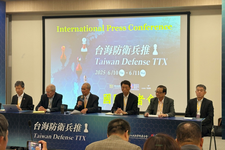 台北政經學院基金會等單位舉行台海防衛兵推，11日下午進行國際記者會。圖/中央社