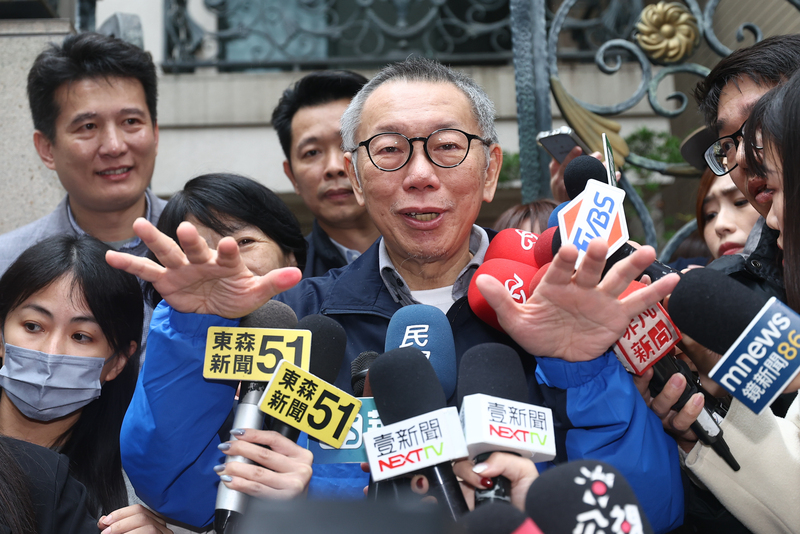 民眾黨主席柯文哲（前中）27日交保返家，並在家門前發表談話。圖/中央社