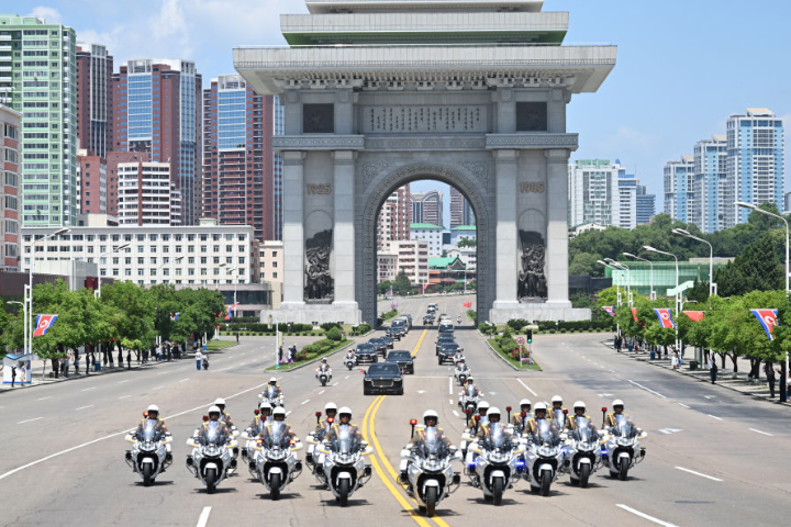 北韓迎賓車隊穿越凱旋門。圖/取自新華社