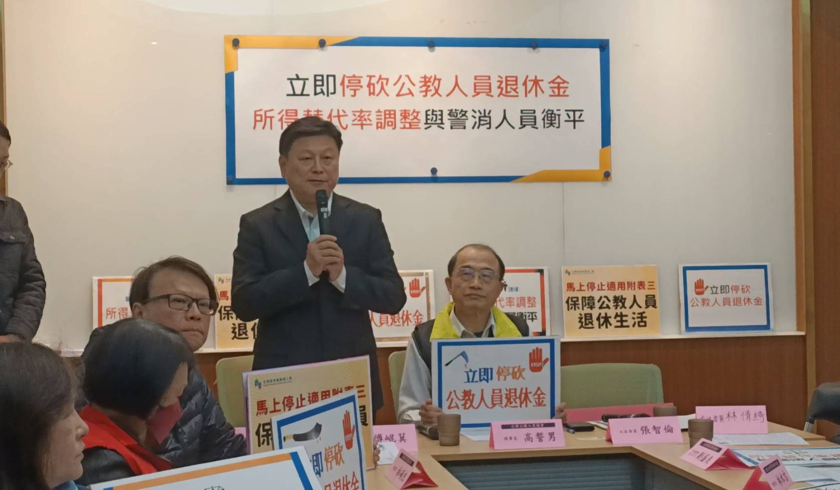 國民黨團總召傅崐萁(中)10日聲援公教團體，承諾立法院接下來會逐步修法，讓公教人員退休金所得替代率回到合理範圍。圖/記者簡立欣攝