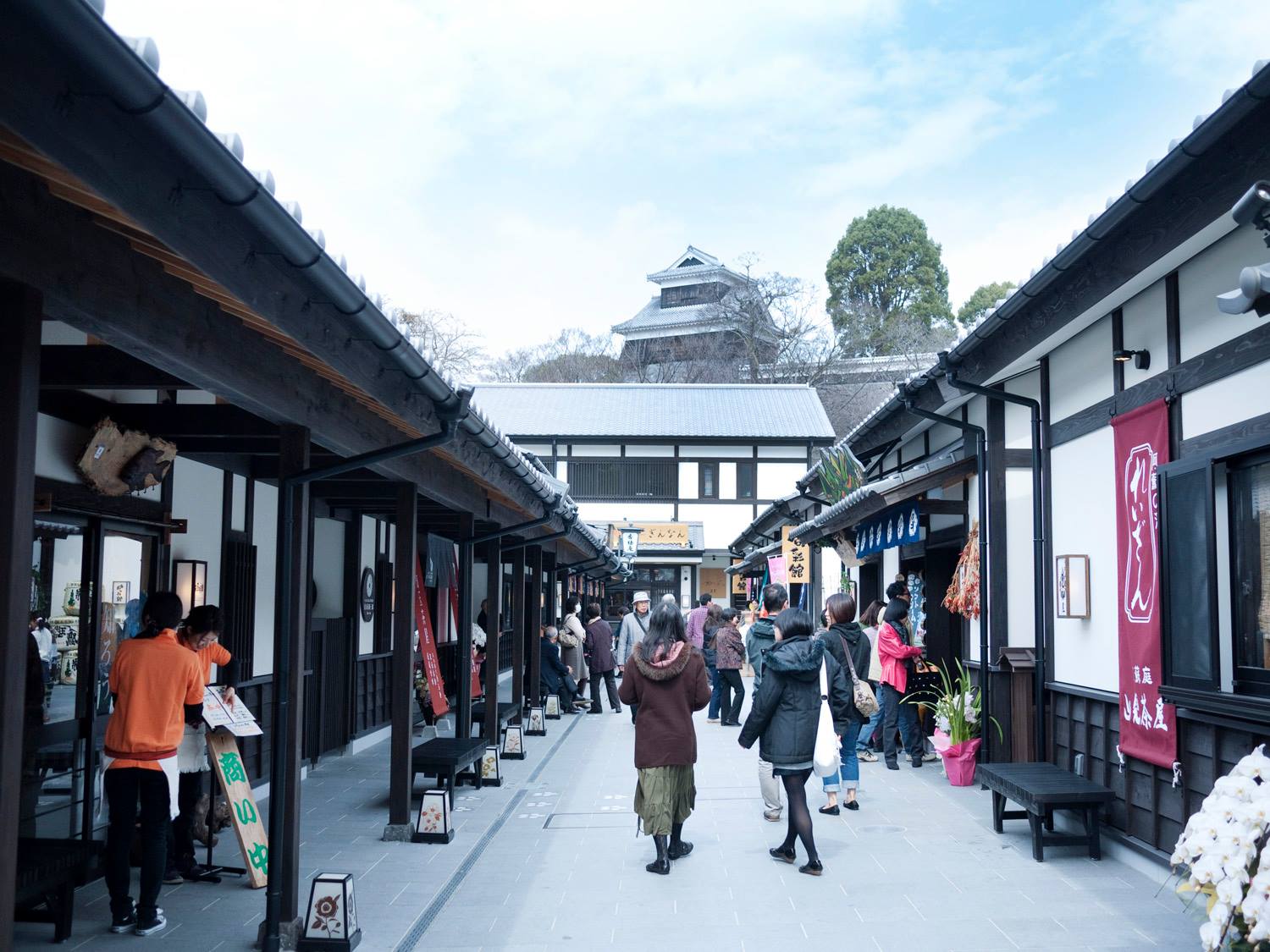 熊本城下仿江戶時代街景打造的「城彩苑」。圖/取自日本台灣交流協會臉書
