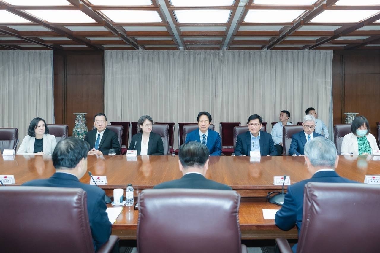 蔡英文宣布下任外交部長將由林佳龍接任、國安會秘書長由吳釗燮擔任後，賴清德旋即在林佳龍、吳釗燮陪同下，與副總統當選人蕭美琴在外交部聽取簡報。圖/取自外交部