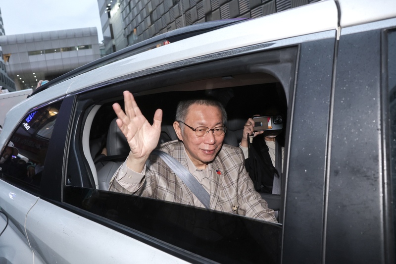 北檢抗告成功，高院撤銷前台北市長柯文哲等4人的交保，發回台北地院更裁。圖為柯文哲辭去黨主席後，搭車離開黨部。圖/中央社