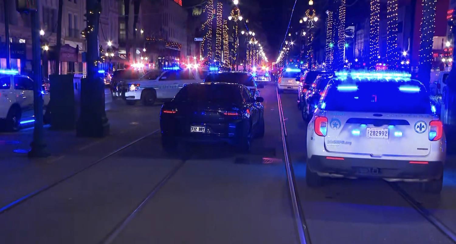 紐奧良法國區波本街傳出車輛衝撞人群，多部警車趕赴現場。圖/翻攝自KHOU 11 YouTube頻道