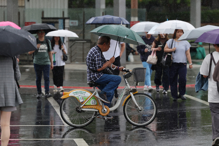 西半部防局部較大雨勢　滯留鋒面加西南風下周全台有雨