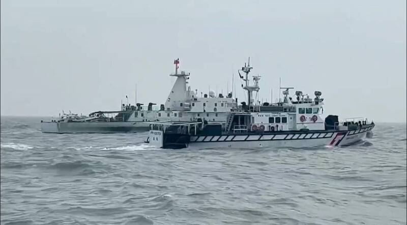 大陸海警船27日再度侵擾金門水域，我海巡署巡防艇對其嚴密監控、廣播驅離。圖/中央社