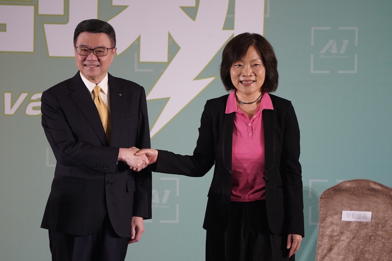 內定行政院長卓榮泰（左）19日介紹新任勞動部長何佩珊（右）。圖/中央社
