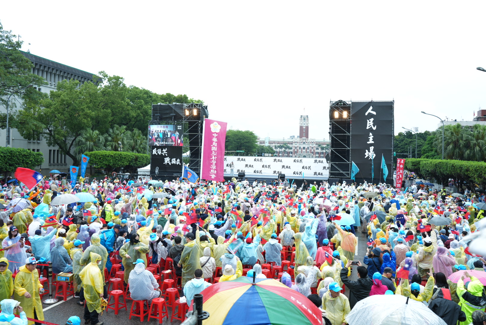 國民黨26日反綠共戰獨裁活動，活動開始前一個多小時人潮已經擠爆現場。圖/記者陳思豪攝