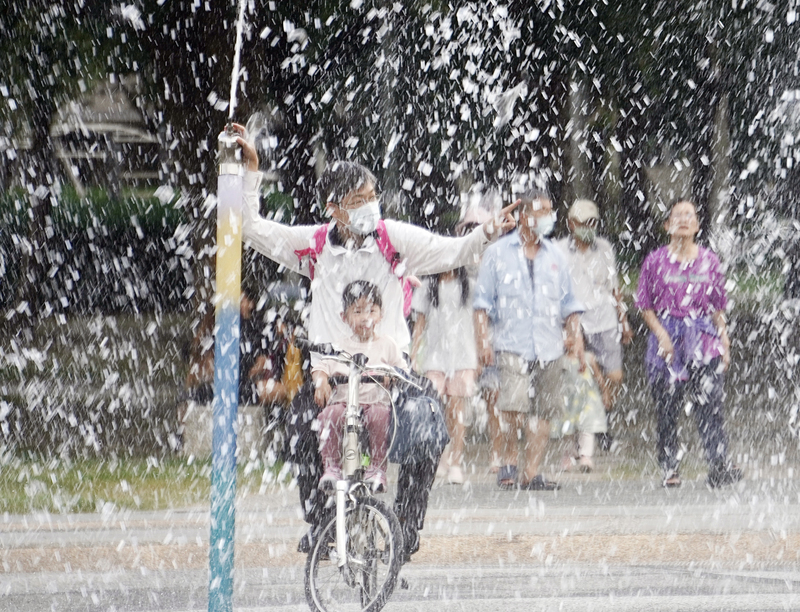 全台大部分地區皆出現攝氏36度高溫，圖為高雄新興區一處公園噴水池，成為大小朋友消暑好去處，中央社