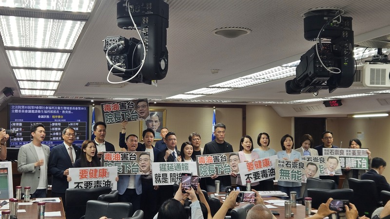 立法院社福與衛環委員會8日邀請衛生福利部長石崇良等就食安問題進行專題報告,質詢開始前多名國民黨及民眾黨立委舉牌批評石崇良無能、要求行政院長卓榮泰下台。圖/中央社