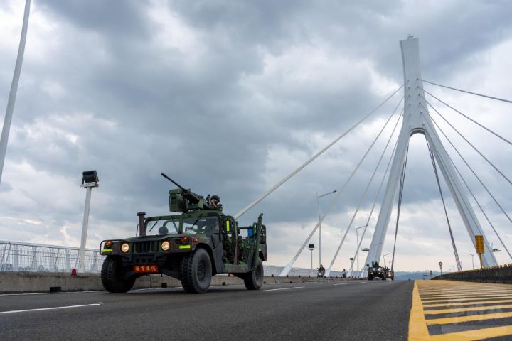 「漢光42號」實模擬敵軍運用空降部隊於關渡平原實施突擊。海軍陸戰隊66遂行局部空優爭取、要域防空等關鍵行動。圖/取自軍聞社