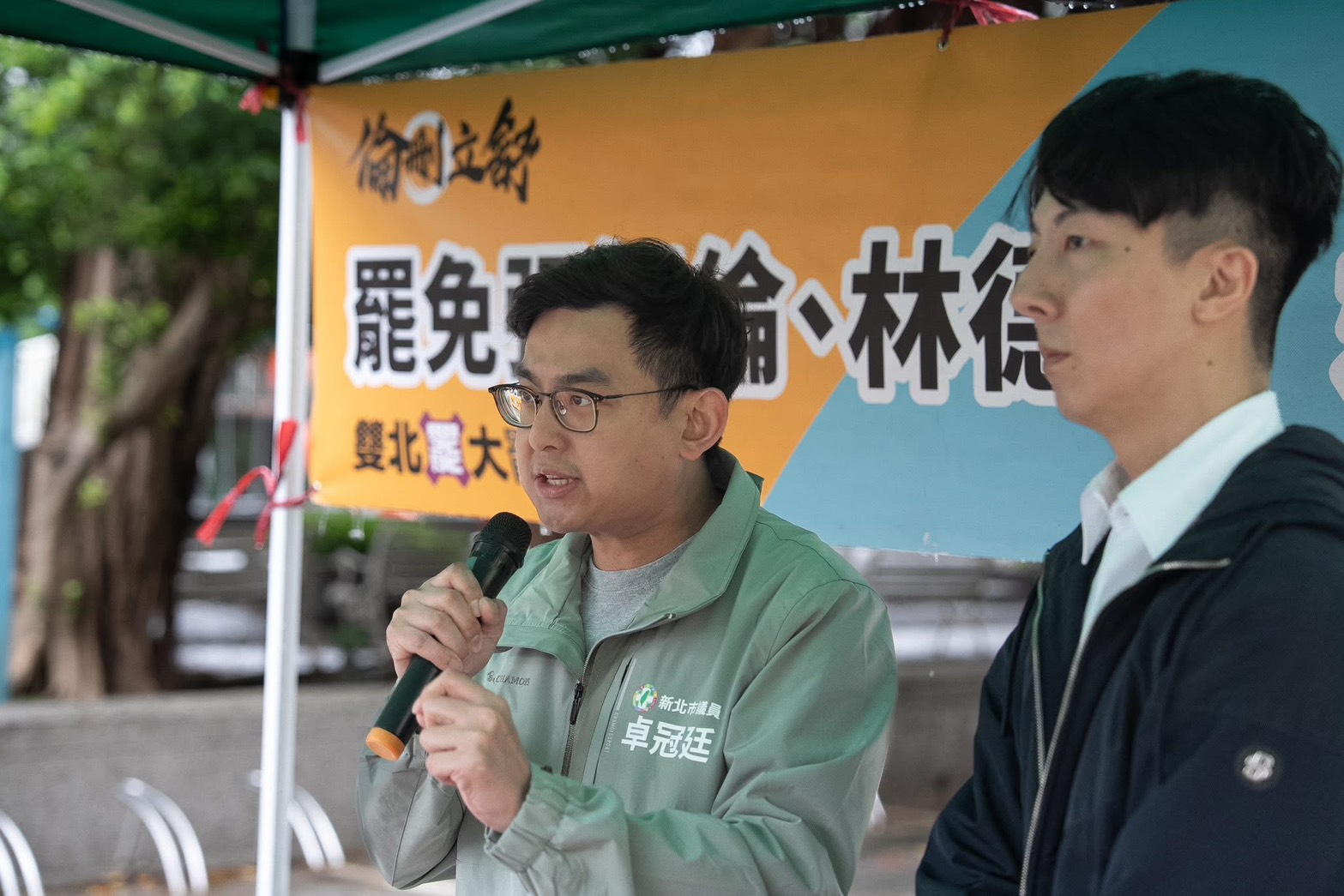 民進黨新北市議員卓冠廷（左）透露，總統賴清德已下令，罷免藍營區域立委35席必須要全過二階連署。圖/取自卓冠廷臉書