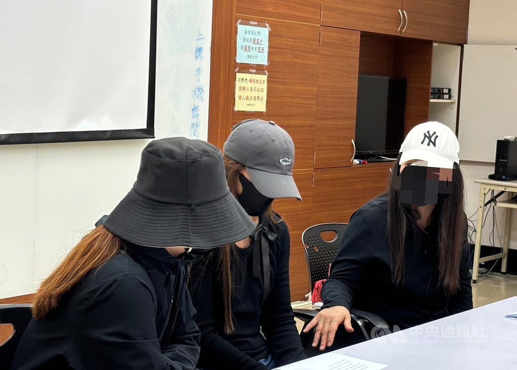 男子陳彥翔縱火致8名家人身亡，113年12月11日二審改判無期徒刑引發被害家屬不滿，陳男大嫂的母親林雪紅（右）表示無法接受判決結果。圖/中央社
