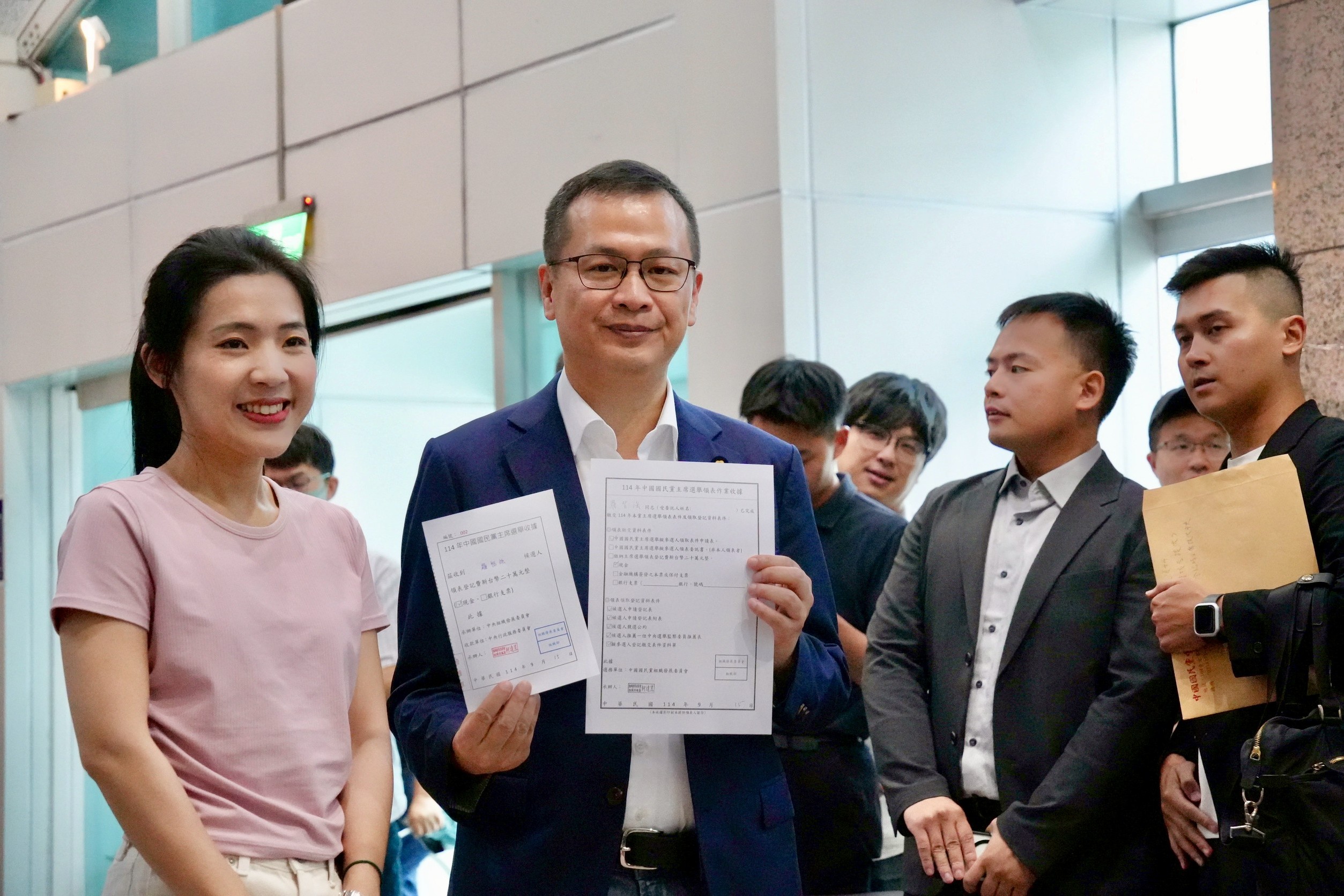 徐巧芯陪領表！羅智強參選國民黨主席 籲中生代掌舵