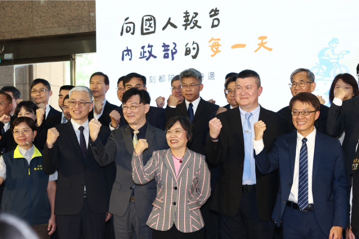內政部15日舉行記者會說明一年施政成果，部長劉世芳（前右3）率領次長馬士元（前右2）、董建宏（前左3）、吳堂安（前左2）等人出席，報告一年來的工作成果以及未來願景。圖／中央社