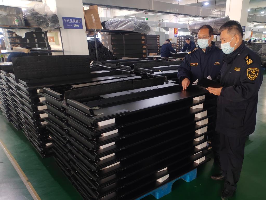 一批上海企業生產的電競用電動升降桌正準備出口海外。圖/取自新華社