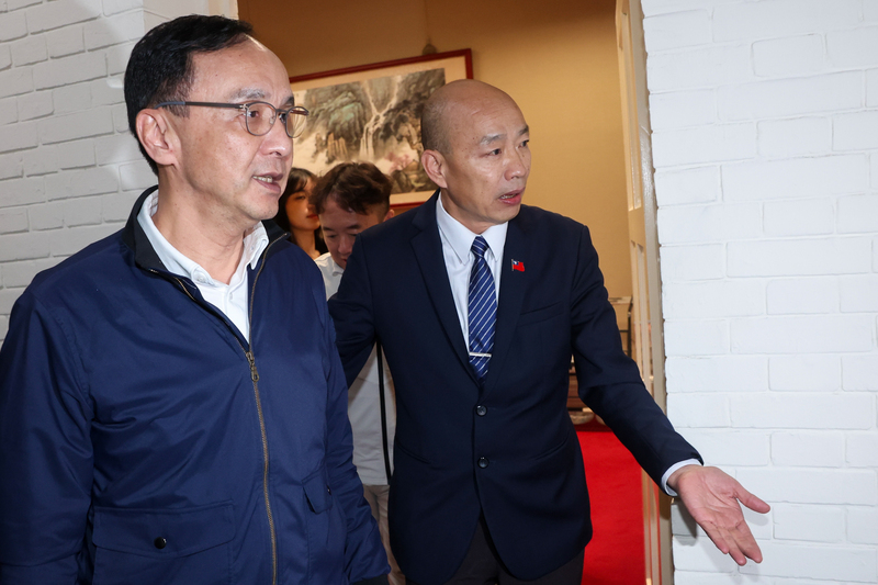 國民黨26日將在凱道舉辦「反綠共 戰獨裁」集會活動，黨主席朱立倫（左）25日親自拜會立法院長韓國瑜（右），邀請韓國瑜出席。圖/中央社