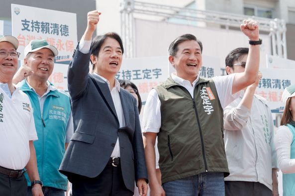 民進黨立委王定宇(右)扯男星劉德華媚共，但遭陸委會打臉。圖/取自賴清德臉書